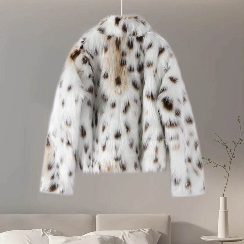 Abrigo de piel corta de punto abierto para mujer.
